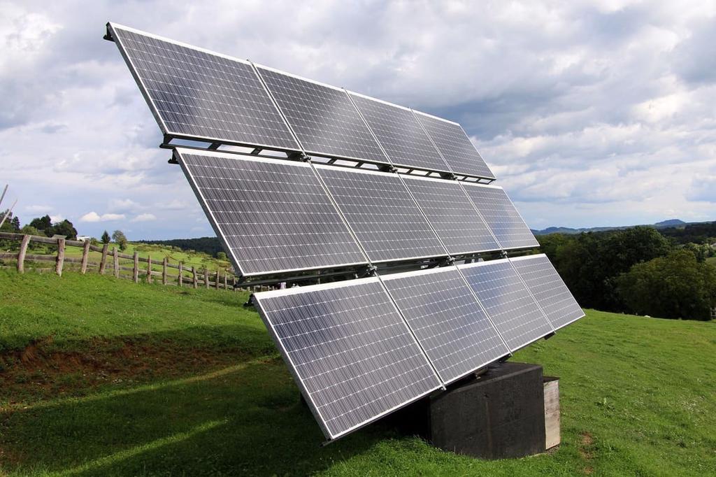 Product image - Les panneaux solaires présentent de nombreux avantages : Ils utilisent une énergie propre et renouvelable pour fonctionner. Installer cet équipement, c'est donc participer à la réduction des émissions de gaz à effet de serre ! Leur installation permet de réaliser jusqu'à 40 % d'économies sur votre facture. 