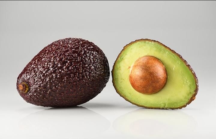Product image - The Hass avocado is a large-sized fruit weighing 200 to 300 grams (8 to 10 oz). Owing to its taste, size, shelf-life, high growing yield and in some areas, year-round harvesting, the Hass cultivar is the most commercially popular avocado worldwide.