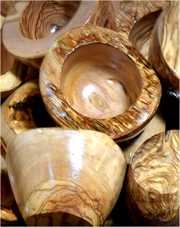 Product image - Nous proposons une large gamme de produits en bois d’olivier. Nous façonnons des pièces uniques pour la table et la décoration : saladiers, coupes à fruits, planches…